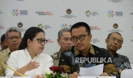 Venue Asian Para Games Siap Digunakan. Menko PMK PUan Maharani (tengah) bersama Menpora Imam Nahrawi (kanan) dan Ketua Inapgoc Raja Sapta Oktohari (kiri) saat menggelar konferensi pers kesiapan Asian Para Games 2018 di Jakarta, Kamis (4/10).