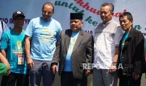 Ketua Umum Pimpinan Pusat (PP) Persatuan Islam (Persis), Ustaz Aceng Zakaria (tengah) berfoto saat family gathering keluarga besar Persis se-kota Depok di Studio Alam Depok, Jawa Barat, Ahad (15/9).