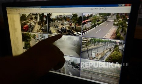 Petugas Traffic Management Center(TMC) Polda Metro Jaya menunjukan pelanggaran lalu lintas yang tertangkap kamera pengawas di Polda Metro Jaya, Jakarta, Kamis (1/11).