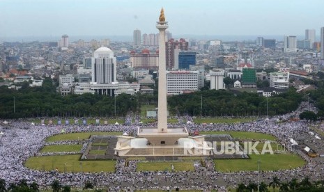 Ribuan umat Islam mengikuti Reuni 212 di kawasan Monumen Nasional (Monas), Jakarta, Sabtu (2/12).