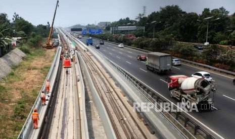 Pekerja menyelesaikan pemasangan rel Kereta Light Rail Transit (LRT) Jabodebek di kawasan Kampung Makassar, Jakarta, Selasa (28/8).