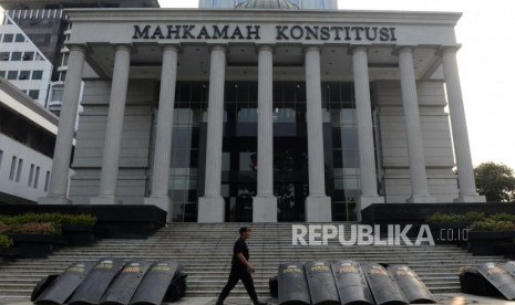 Anggota Brimob melintas di depan Gedung Mahkamah Konstitusi, Jakarta, Kamis (13/6).