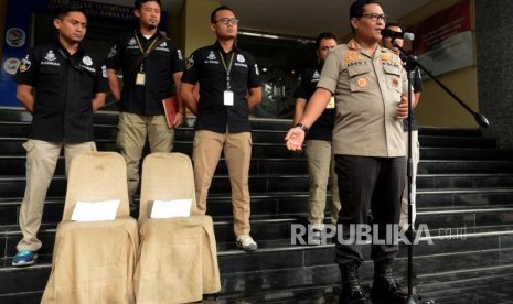  Head of Public Relations of the Jakarta Metro Police Commissioner Argo Yuwono gave a statement regarding the case file of a suspect of news hoax Ratna Sarumpaet at his office, Jakarta, Thursday (Nov 8).