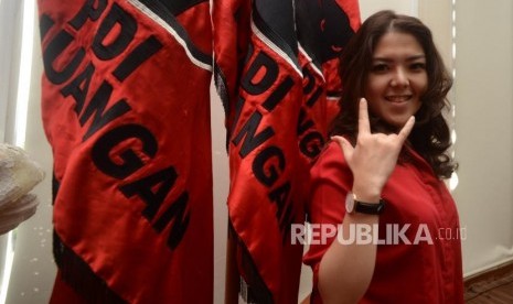 Calon Anggota DPRD Provinsi DKI Jakarta, Tina Toon melakukan sesi foto  bersama republika di DP PDIP, Jakarta, Selasa (23/10).