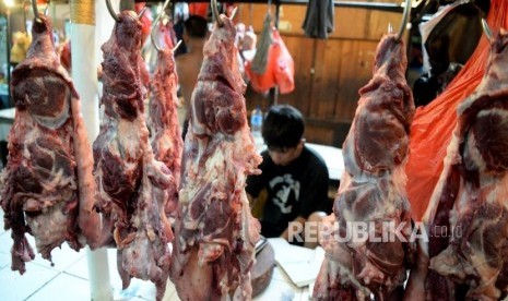 HET Daging Sapi Tidak Efektif. Pedagang memotong daging sapi di Pasar Senen, Jakarta, Jumat (26/1).