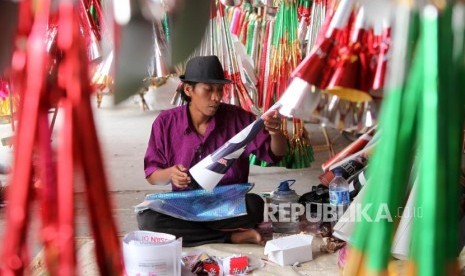 Pedagang menyelesaikan pembuatan terompet kertas (foto ilustrasi). Bupati Bogor Ade Yasin mengimbau warga tidak meniup terompet di malam tahun baru.