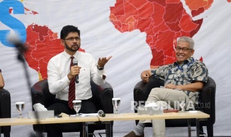 Wakil Ketua KPK Laode M. Syarif (kiri) bersama Sekretaris Jenderal Transparency International Indonesia (TII) Dadang Trisasongko (kanan) memberikan paparan saat diskusi bertajuk Korupsi dan Krisis Demokrasi di Gedung Merah Putih KPK, Jakarta, Selasa (29/1).