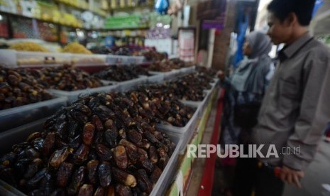 Calon pembeli melihat kurma yang dijual di kawasan Tanah Abang, Jakarta, Kamsi (7/3).