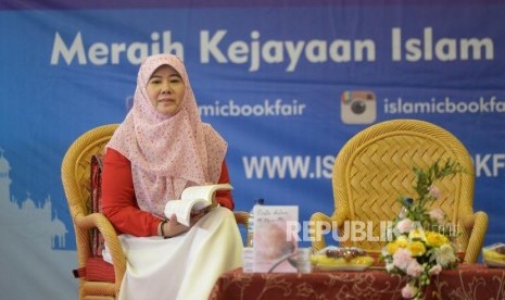 Penulis Perempuan Asma Nadia  saat bertemu dengan pembaca saat Indonesia Islamic Book Fair (IIBF) 2018 di Balai Sidang Jakarta, Sabtu (21/4).