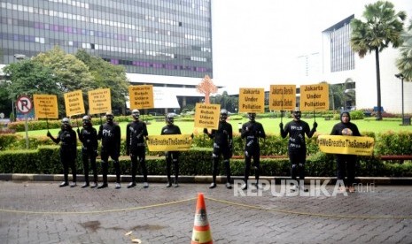 Polusi Udara Jakarta.Aktivis greenpeace melakukan aksi teatrikal terkait kualitas udara Jakarta di Kementerian Lingkungan Hidup dan Kehutanan, Jakarta, Selasa (5/3/2019).