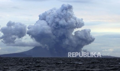 Aktivitas Gunung Anak Krakatau saat erupsi terlihat dari KRI Torani 860 di Perairan Selat Sunda, Lampung Selatan, Jumat (28/12).