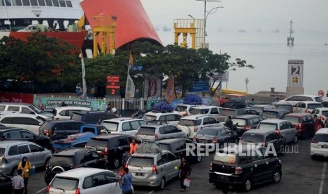 Suasana lengang pagi hari di Pelabuhan Merak, Banten, Ahad (2/6).