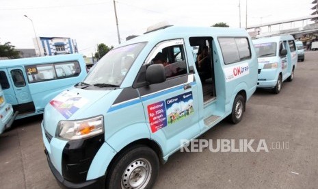 Sejumlah angkot menunggu penumpang yang menggunakan sistem kartu OK Otrip di Terminal Kampung Melayu, Jakarta, Jumat (19/1).