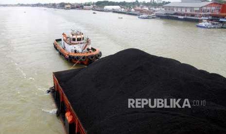 Kapal tunda menarik tongkang batubara di Sungai Musi, Palembang, Ahad (2/9).