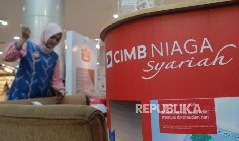 Nasabah mencari informasi perbankan syariah di booth Bank CIMB Niaga Syariah, Jakarta, Ahad (19/11).