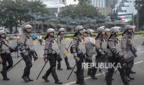 Pengamanan Unjuk Rasa MK. Sejumlah Polisi anti huru hara membubarkan diri usai mengamankan aksi massa yang berunjuk rasa mengawal sidang perdana Perselisihan Hasil Pemilihan Umum (PHPU) sengketa pemilihan Presiden 2019 di Mahkamah Konstitusi, Jakarta Pusat, Jum’at (14/6).