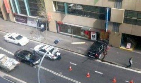 Mobil perampok seruduk Bank  di Sydney 