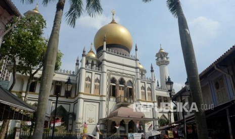 Wisatawan menikmati suasana kawasan Masjid Sultan di Kampung Glam, Singapura, Jumat (16/8). Menteri Singapura: Komunitas Muslim Melayu Mampu Kelola Krisis Covid-19 dengan Baik