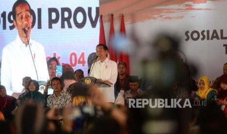 Sosialisasi Penggunaan Dana Desa. Presiden Joko Widodo menyampaikan sambutan saat sosialisasi penggunakan dana desa di Trenggalek, Jawa Timur, Jumat (4/1/2019).