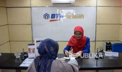 Petugas melayani transaksi nasabah di kantor layanan BTN Syariah, Jakarta, Senin (1/10). Spin-off BTN Syariah akan meramaikan industri syariah nasional.