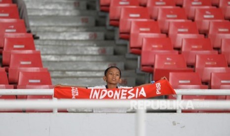 Ekspresi suporter timnas Indonesia usai dikalahkan Thailand dalam pertandingan Kualifikasi babak kedua Piala Dunia 2022 zona Asia di Stadion Gelora Bung Karno, Senayan, Jakarta, Selasa (10/9).