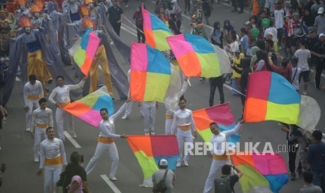 Sejumlah peserta mengikuti acara parade Asian Games 2018 di  Jalan MH Thamrin, Jakarta, Ahad (13/5).