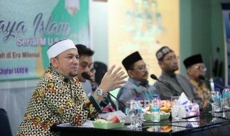 Ustadz Erick Yusuf (dari kiri ke kanan) bersama Musisi Dwiki Darmawan, Ketua Komisi Pembinaan Seni Budaya dan Budaya Islam Majelis Ulama Indonesia Habiburrahman, Wakil Ketua MUI Zainut Tauhid dan jajaran terkait memberikan paparannya saat meeting forum Halaqah Seni dan Budaya Islam Musisi-Ulama di Kantor Pusat MUI, Jakarta, Rabu (31/10).