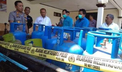  Kapolres Karanganyar, AKBP Catur Gatot Efendi saat memimpin konferensi pers ungkap pengoplosan sindikat elpiji, Rabu (4/9/2019). Foto/Wardoyo