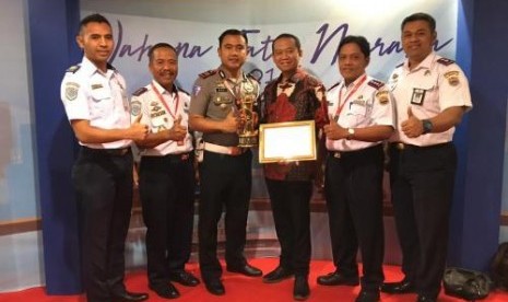  Wabup Sragen, Kasatlantas dan jajaran Dishub Sragen saat berpose bersama usai menerima penghargaan WTN 2019 di Jakarta. Foto/Wardoyo