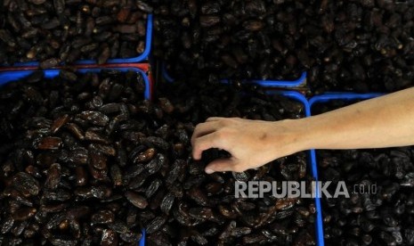 Pedagang merapihkan buah kurma di Pasar Tanah Abang, Jakarta, Kamis (3/5).