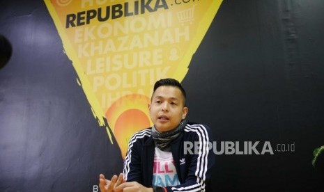 Komika Ernest Prakasa. Dalam unggahannya di Twitter, Ernest memuji PSSI yang tidak memasang foto pejabat ketika memberi selamat kepada timnas sepak bola U-22 yang meraih medali emas SEA Games 2023 di Kamboja, Selasa (16/5/2023).