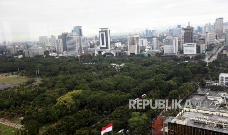 Suasana gedung perkantoran yang menyebabkan kurangnya ruang terbuka hijau atau daerah resapan air di Kawasan Jakarta, Senin (27/11).