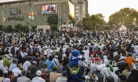 Aksi Gerakan Nasional Kedaulatan Rakyat. Sejumlah peserta aksi Gerakan Nasional Kedaulatan Rakyat memenuhi jalan raya di depan Gedung Bawaslu, Jakarta Pusat, Selasa (21/5).