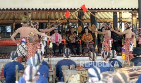 Kunjungan Keraton Yogyakarta. Sri Sultan Hamengku Buwono X (kedua kanan) bersama istri GKR Hemas, Raja Malaysia Sri Paduka Baginda Yang Dipertuan Agong XVI, Sultan Abdullah Ri'ayatauddin Al Mustafa Billah Shah Ibni Almarhum Sultan Haji Ahmad Shah Al-Musta'in Billah (kedua kiri) dan istri Tunku Hajah Azizah Aminah Maimunah Iskandariah binti Almarhum Al-Mutawakkil Alallah Sultan Iskandar Al-Haj menonton Beksan Lawung Alus saat kunjungan di Keraton Yogyakarta, Rabu (28/8/2019).