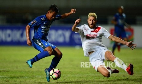 Winger Persib Bandung Febri Hariyadi berebut bola dengan Steven Paulle pada pertandingan Grup A Piala Presiden 2018 di Stadion Gelora Bandung Lautan Api Bandung, Jumat (26/1).