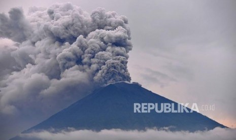 Erupsi Gunung Agung. Erupsi magmatik Gunung Agung terpantau dari kawasan Amed, Bali, Selasa (28/11).