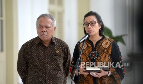 Terima Delegasi AIIB. Menteri PUPR Basuki Hadimujono (kiri) bersama Menkeu Sri Mulyani menjawab pertanyaan wartawan pascapertemuan dengan delegasi Asian Infrastructure Investment Bank (AIIB) di Istana Kepresidenan Bogor, Jawa Barat, Senin (12/3).