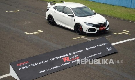 Mobil Honda Civic Type R saat melakukan Sunday Circuit Driving  R Club di Sirkuit Internasional Sentul, Bogor, Jawa Barat, Ahad (26/11).