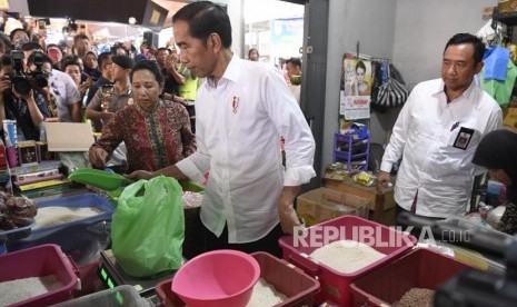 Presiden Joko Widodo (tengah) bersama Menteri BUMN Rini Soemarno (kiri) meninjau barang kebutuhan pokok di Pasar Pelemgading, Cilacap, Jawa Tengah, Senin (25/2/2019).