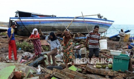 Sejumlah warga terdampak tsunami saat mencari barang berharganya di Desa Way Muli, Kalianda, Lampung Selatan, Selasa (25/12).