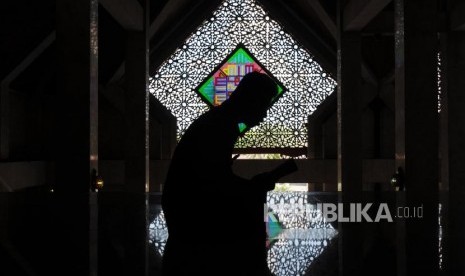 Umat Muslim membaca Al Quran di Masjid At-Tin, Jakarta, Selasa (22/5).