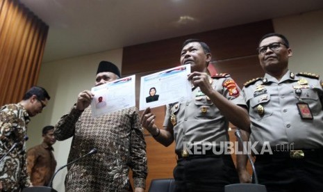 Ketua KPK Agus Rahardjo (kiri) bersama Kapolda Metro Jaya Irjen Idham Azis (kanan) memperlihatkan sketsa terduga pelaku penyiraman air keras kepada penyidik KPK Novel Baswedan saat konferensi pers di Gedung KPK, Jakarta, Jumat (24/11).