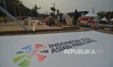 Persiapan Asian Para Games. Pekerja melakukan persiapan membangun  veneu  festival di kawasan  Gelora Bung Karno, Jakarta, Kamis (4/10).