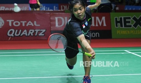 Pebulu tangkis putri Indonesia Gregoria Mariska Tunjung mencoba mengembalikan kok ke arah pebulu tangkis Cina Taipei Lee Chia Hsin pada Turnamen Bulu Tangkis Blibli Indonesian Open 2018 di Istora Senayan, Jakarta, Selasa (3/7).