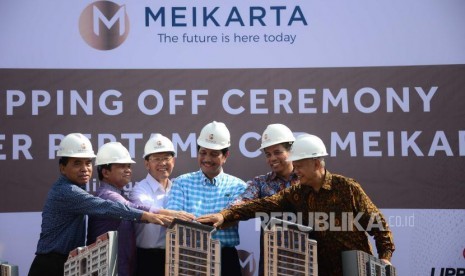 Menko Maritim Luhut Panjaitan (ketiga dari kiri) dan CEO Lippo Grgup James T Riady meresmikan topping off dua tower di Meikarta CBD, Cikarang, Bekasi, Sabtu (29/10).