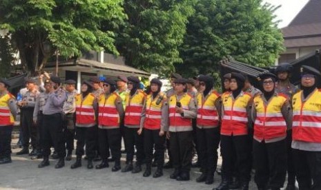  Polresta Surakarta mengerahkan 90 anggota Polwan sebagai negosiator dalam aksi demo di depan Gedung DPRD Solo, Senin (30/9/2019) sore. Triawati PP