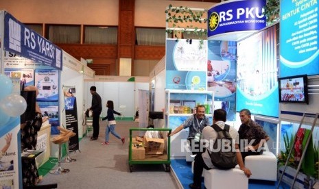 Pengunjung saat melihat pameran International Islamic Healthcare Conference and Expo (IHEX) 2019 di Jakarta Convention Center, Sabtu (23/3).