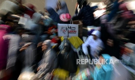 Sejumlah massa membentangkan poster pada Aksi Tahlil Akbar 266 di Jalan Medan Merdeka Barat, Jakarta, Rabu (26/6).