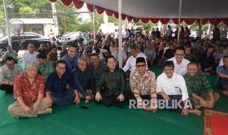 Suasana para karyawan saat mengikuti acara tasyakuran ulang tahun Republika ke 25 di Kantor Republika, Jakarta, Selasa (23/1).