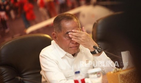 Menteri Pertahanan Ryamizard Ryacudu memberikan keterangan kepada media seusai rapat pimpinan 2018 yang bertajuk Memperkuat Sinergitas Kelembagaan Guna Mendukung Postur Pertahanan yang Tangguh di Kantor Kementrian Pertahanan, Jakarta, Kamin (11/1).